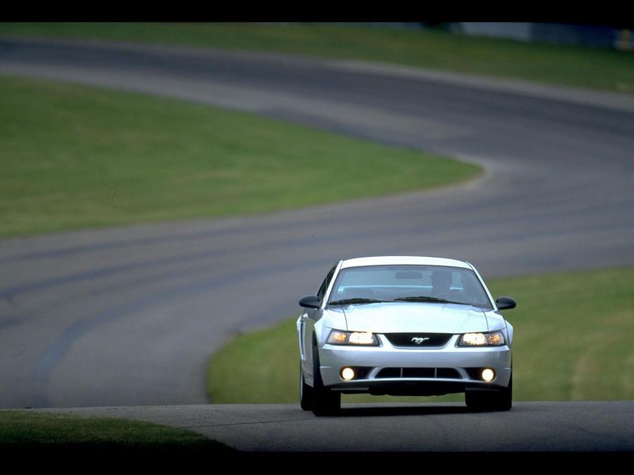  Ford Mustang SVT Cobra 2001 года  (фото 9 из 15)
